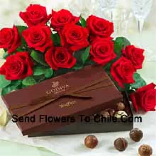 Un bellissimo mazzo di 11 rose rosse con riempitivi stagionali accompagnati da una scatola di cioccolatini importati