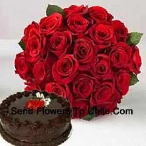 Mazzo di 25 Rose Rosse con Fiori di Stagione insieme a 1 lb (1/2 Kg) di Torta al Cioccolato Truffle