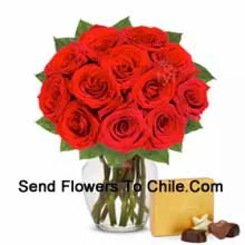 11 Rosas rojas con algunos helechos en un jarrón de vidrio acompañadas de una caja de chocolates importados