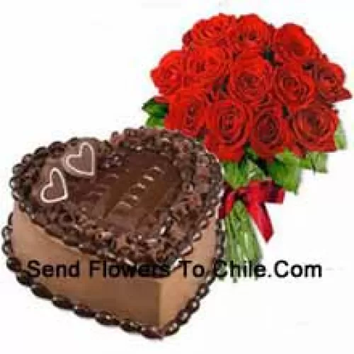 Mazzo di 11 Rose Rosse con Riempitivi Stagionali insieme a 1 Kg di Torta a Cuore al Cioccolato