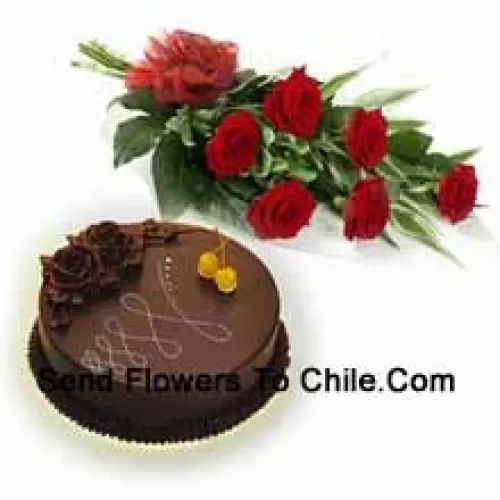 Um belo buquê de 7 rosas vermelhas junto com 1 lb. (1/2 Kg) de bolo de chocolate