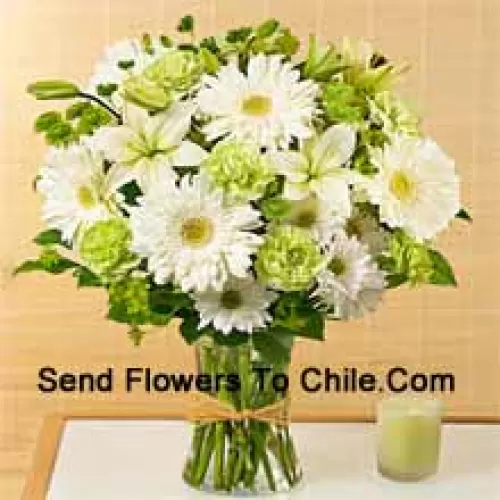 Gerberas blancas, Alstroemerias blancas y otras flores de temporada surtidas dispuestas hermosamente en un jarrón de vidrio