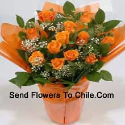 Un bel arrangement de 19 roses orange avec des remplissages saisonniers