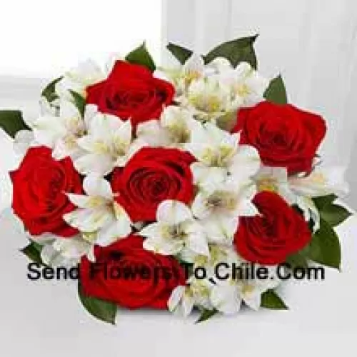 Mazzo di 7 Rose Rosse e Fiori Bianchi Stagionali