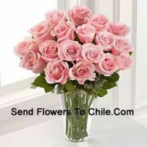 19 Rosas Rosadas con Algunos Helechos en un Jarrón