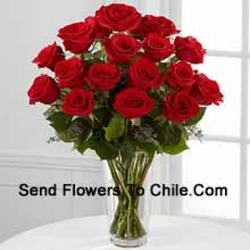 19 Rosas Rojas con Algunos Helechos en un Jarrón