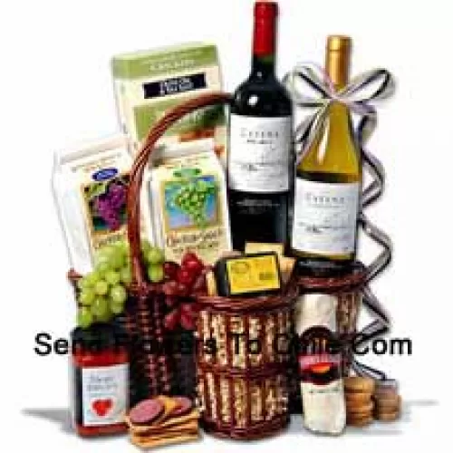 Esta cesta de regalo de Navidad incluye Catena Malbec Mendoza - 750 ml, Catena Chardonnay Mendoza - 750 ml, Hors Doeuvre Deli Style Crackers de Partners, Queso ahumado de arce y nuez por Sugarbush Farm, Salchicha veraniega envuelta por Sparrer Sausage Co, Tomate Bruschetta por Elki, Galleta de vino blanco por American Vintage y Galleta de vino tinto por American Vintage. (El contenido de la cesta, incluyendo el vino, puede variar según la temporada y la ubicación de entrega. En caso de no disponibilidad de cierto producto, lo sustituiremos por un producto de igual o mayor valor)