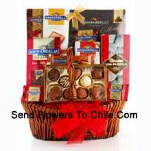 Mandje met Assortiment Chocolade en Snacks